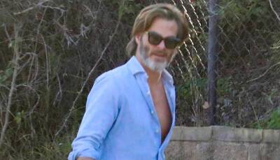 Chris Pine Goes Barefoot While Grabbing Books from Public Bookshelf - www.justjared.com - Los Angeles