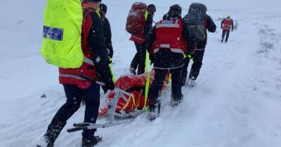 Mountain Rescue in dramatic operation as blizzard batters Saddleworth moor - www.manchestereveningnews.co.uk