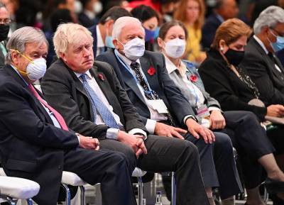 Boris Johnson sparks outrage after going maskless next to legend David Attenborough - evoke.ie - Britain