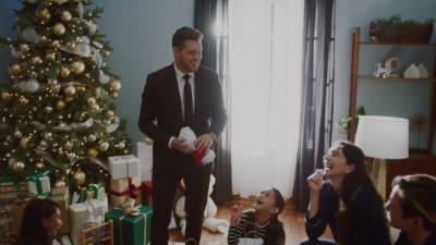 Michael Bublé Rings In The Holiday Season With ‘It’s Beginning To Look A Lot Like Christmas’ Music Video - etcanada.com