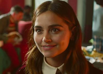 First watch: Jenna Coleman melts hearts as Joy in Boots’ warm and fuzzy Christmas ad - evoke.ie