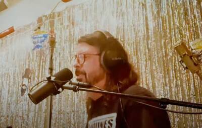 Listen to Dave Grohl and Greg Kurstin’s cover of Ramones’ ‘Blitzkrieg Bop’ - www.nme.com
