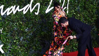 Nick Jonas Is The Perfect Gentleman As He Helps Fix Priyanka Chopra’s Outfit On The Red Carpet - hollywoodlife.com - London