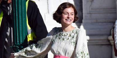Emma Corrin Films Scenes for Netflix's 'Lady Chatterley's Lover' in Italy - www.justjared.com - Britain - Italy