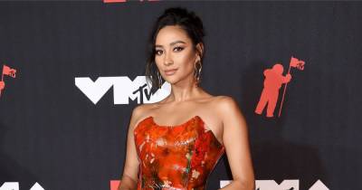 The Internet Is Losing It Over Shay Mitchell’s Mask-Heavy Skincare Routine - www.usmagazine.com - Iceland