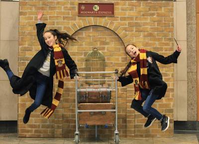 Daniel Radcliffe - Emma Watson - Harry Potter fans give the Platform 9 3/4 Trolly Tour a thumbs up as it rolls into Dublin - evoke.ie - Dublin