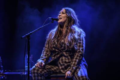Alanis Morissette To Executive Produce New ABC Sitcom Loosely Inspired By Her Life - etcanada.com