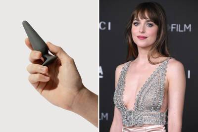 Oh Tannen-bum! Dakota Johnson wants you to give butt plugs as holiday gifts - nypost.com