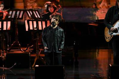 Peter Dinklage Talks Finding The Confidence To Sing In ‘Cyrano’ And Performs With Aaron & Bryce Dessner On ‘Colbert’ - etcanada.com
