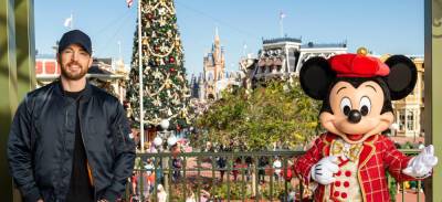 Chris Evans Visits Disney World with Family & Friends - www.justjared.com - Florida - Lake - county Buena Vista