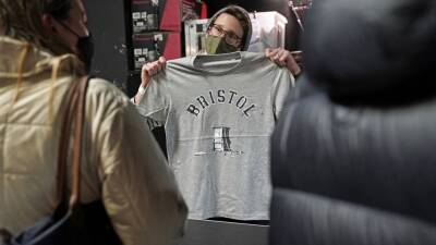 Banksy creates T-shirt to help statue-toppling defendants - abcnews.go.com - Britain - county Bristol