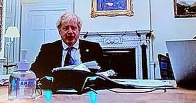 Boris Johnson pictured 'hosting No10 Christmas quiz' while 'breaking Covid laws' - www.dailyrecord.co.uk