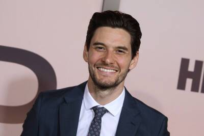 Ben Barnes Sings Acoustic Cover Of Donny Hathaway’s ‘This Christmas’ - etcanada.com