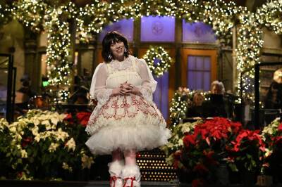 Kate McKinnon Stars As Billie Eilish’s Neighbour In Creepy Christmas Sketch - etcanada.com