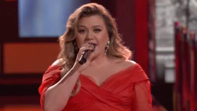 Kelly Clarkson Performs 'Christmas Isn't Cancelled (Just You)' on 'The Voice' Season 21 Finale - www.etonline.com