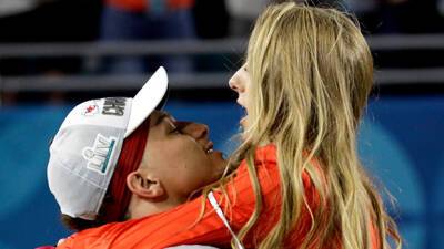 ​Patrick Mahomes Runs Off The Field To Give Brittany Matthews A Kiss After Chiefs’ Win - hollywoodlife.com - Las Vegas - Kansas City