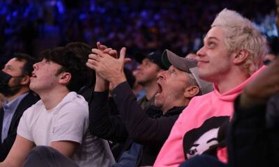 Pete Davidson sits courtside at the Knicks game with Chris Rock and Jon Stewart - us.hola.com - New York - New York