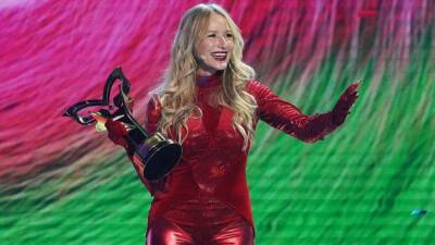 'Masked Singer': Jewel Reflects on Golden Mask Victory, How She Helped Design Her Dazzling Costume (Exclusive) - www.etonline.com