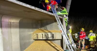 M56 closes near Warrington after lorry filled with grains overturns - www.manchestereveningnews.co.uk