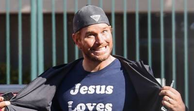 Chris Pratt Enthusiastically Flaunts His 'Jesus Loves You!' Shirt Amid Recent Pregnancy News - www.justjared.com - Los Angeles