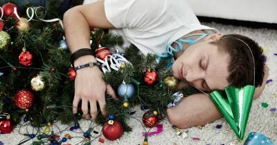 How to tell if your Christmas hangover is actually symptoms of Omicron - www.dailyrecord.co.uk - Scotland