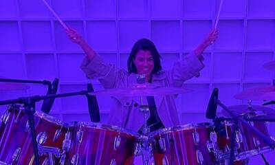 Kourtney Kardashian looks great playing the drums - us.hola.com