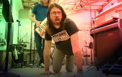 Dave Grohl - Foo Fighters - Greg Kurstin - David Lee Roth - Watch Dave Grohl and Greg Kurstin get some air covering Van Halen’s ‘Jump’ - nme.com