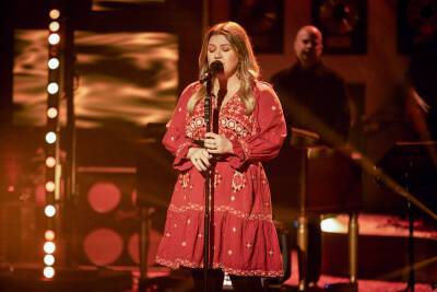 Kelly Clarkson Performs Stunning Cover Of Blake Shelton’s ‘Who Are You When I’m Not Looking’ - etcanada.com