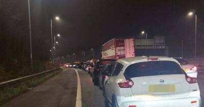 Six injured and woman cut from car after 'serious' crash between car and lorry on M60 - www.manchestereveningnews.co.uk