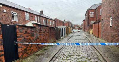 Man seriously hurt after gang storms house and stabs him - www.manchestereveningnews.co.uk