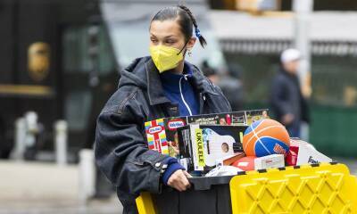 Bella Hadid collects toys in New York to deliver them to the city’s underprivileged - us.hola.com - New York