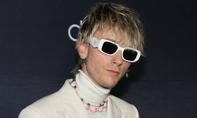 Machine Gun Kelly loses $100 to a fan who bet she was taller than him - us.hola.com - county Cleveland