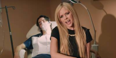 Avril Lavigne Steals Her Ex-Boyfriend's Teeth in the Mod Sun Directed Video for 'Bite Me (Acoustic)' - www.justjared.com