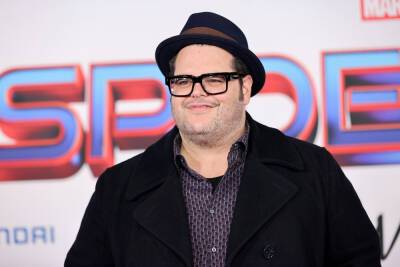 Josh Gad Shares ‘Depressing’ Video Of A Melting Olaf, Belts Out ‘Frozen’ Track With His Daughters - etcanada.com