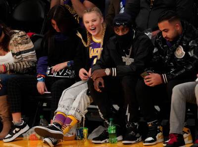 Phoenix Suns Player Almost Wipes Out JoJo Siwa At Lakers Game - etcanada.com