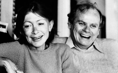 Joan Didion & Husband John Gregory Dunne Lived In Both Hollywood And New York Worlds - deadline.com - Hollywood - New York
