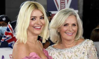 Holly Willoughby details 'tough' Christmas after being separated from her parents last year - hellomagazine.com