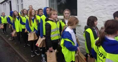 Shawhead Primary pupils spread festive cheer by delivering presents to the village - www.dailyrecord.co.uk - Santa