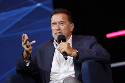 Arnold Schwarzenegger Houses Veterans This Christmas With 25 Tiny Homes - etcanada.com - Los Angeles - California