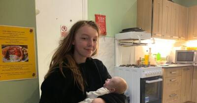 Teenage mum and her baby saved from spending Christmas on the streets by kind-hearted stranger - www.manchestereveningnews.co.uk