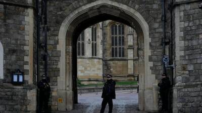 UK police arrest armed intruder on Windsor Castle grounds - abcnews.go.com - Britain - city Southampton