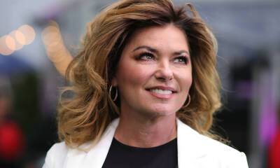 Shania Twain stuns fans with her appearance in cozy Christmas photo - hellomagazine.com