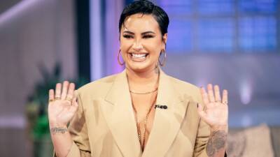 Demi Lovato Shows Off Completely Shaved Head for the Holidays - www.etonline.com