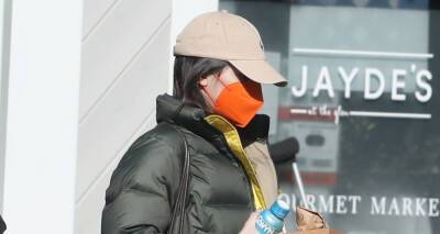 Kendall Jenner Tries to Keep Low Profile While Grabbing Lunch to Go - www.justjared.com
