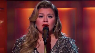 Kelly Clarkson Talks Writing Emotional Christmas Song Amid Divorce: 'I Was Crying My Face Off' - www.etonline.com