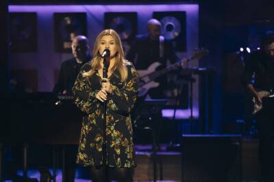 Kelly Clarkson Puts Her Own Spin On Ariana Grande’s ‘7 Rings’ - etcanada.com