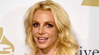 Britney Spears Acts Out Her 'Forced' Therapy Sessions on Instagram - www.etonline.com