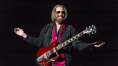 Late musician Tom Petty receives posthumous Ph.D. for music - abcnews.go.com - USA
