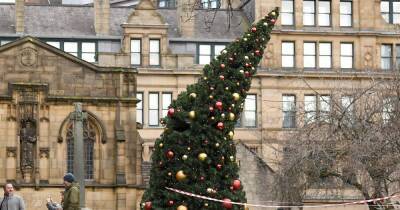 Storm Arwen - Christmas tree becomes "leaning tower of tree-sa" after high winds hit Manchester - manchestereveningnews.co.uk - Manchester