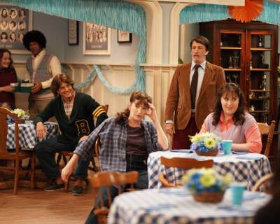 ‘Live In Front Of A Studio Audience’ Smoothly Revisits 1970s-80s Twins, ‘Diff’rent Strokes’ And ‘The Facts Of Life’ - deadline.com